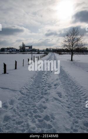 Début de l'hiver à Bünde. Tout est couvert de neige profonde. Banque D'Images