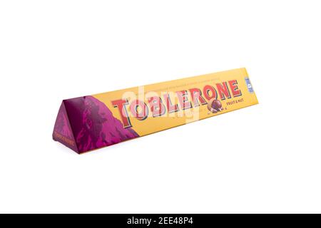 Chocolat au lait suisse TOBLERONE avec miel et amandes, nougat. TOBLERONE est une barre de chocolat suisse par Mondelez International Banque D'Images