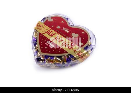 Eclairs Choco crème coeur forme boîte de caramel sur fond isolé Banque D'Images