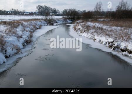 Début de l'hiver à Bünde. Tout est couvert de neige profonde. Ici la rivière autre Banque D'Images