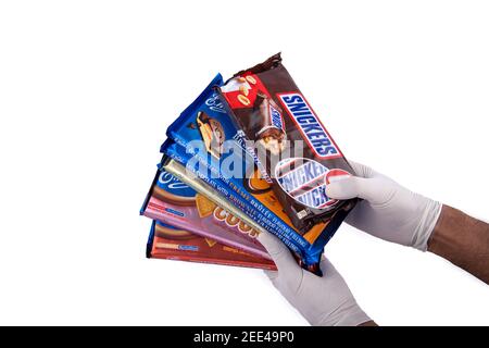 Paquets de chocolats divers en arrière-plan isolé Banque D'Images
