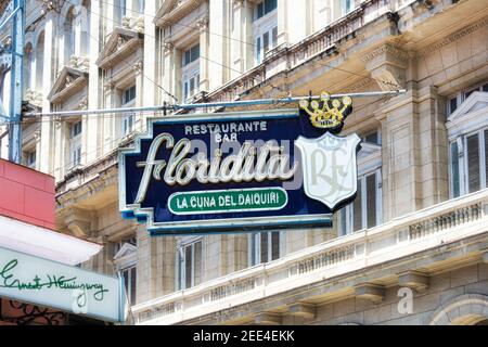 Bar restaurant El Floridita un lieu préféré d'Ernest Hemingway à la Havane, la maison du Daiquiri et un site touristique dans la vieille Havane Banque D'Images