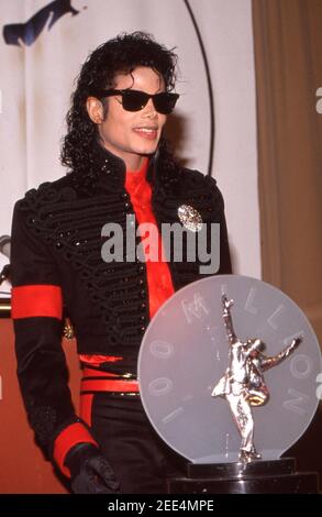 CBS Records honore Michael Jackson avec un prix spécial « artiste de la décennie » pour sa réussite historique en tant que premier artiste de vente des années 1980 avec plus de 100 millions de disques vendus le 20 février 1990. Crédit: Ralph Dominguez/MediaPunch Banque D'Images