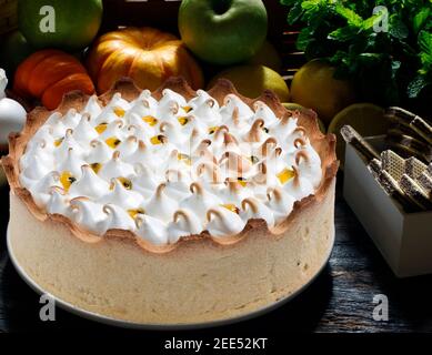 gâteau à la crème fouettée et fruit de la passion Banque D'Images