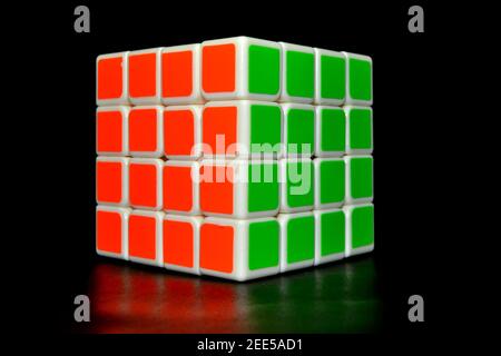 Rubik's Cube isolé sur fond noir. Couleurs jaune et vert Banque D'Images