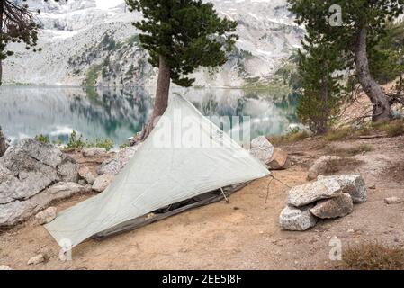 Tente à dos légère dans un camping dans les montagnes Wallowa de l'Oregon. Banque D'Images