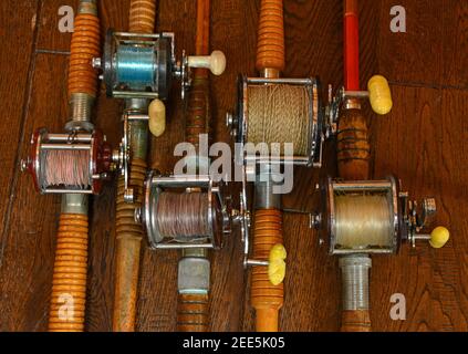 Barres de pêche en bambou d'époque et bobines classiques Banque D'Images