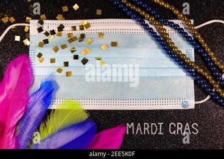 Masque médical Mardi gras avec cordes de perles et plumes Noir Banque D'Images