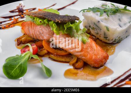 Filet de saumon frit avec légumes et purée de pommes de terre Banque D'Images