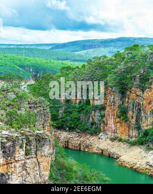 Vue panoramique sur les Canyons de Furnas à Capitólio MG Brésil. Beau paysage de l'éco-tourisme de l'état de Minas Gerais. Banque D'Images