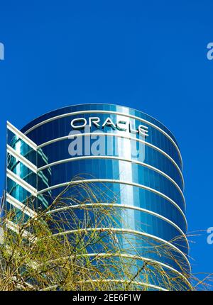 Redwood City, CA, États-Unis - 10 février 2021 : bâtiment du bureau d'Oracle Corporation, une société américaine de technologie informatique dont le siège est à Austin, Banque D'Images
