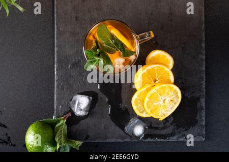 Thé glacé au citron. Feuilles de menthe et glaçons fondus. Haut. Banque D'Images