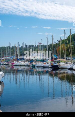 Saint-Brieuc, France - 27 août 2019 : port de la Ligue sur la rivière le Gouet à Plerin avec divers voiliers et yachts, Bretagne, France Banque D'Images