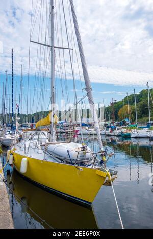 Saint-Brieuc, France - 27 août 2019 : port de la Ligue sur la rivière le Gouet à Plerin avec divers voiliers et yachts, Bretagne, France Banque D'Images