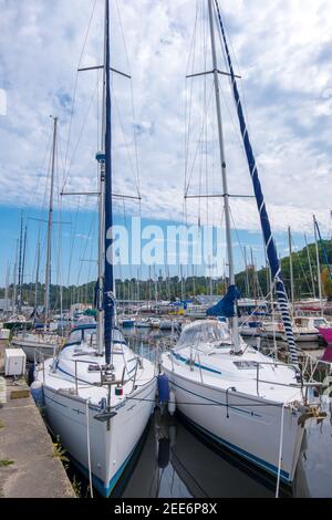 Saint-Brieuc, France - 27 août 2019 : port de la Ligue sur la rivière le Gouet à Plerin avec divers voiliers et yachts, Bretagne, France Banque D'Images