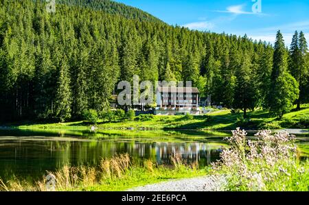 Landscape of Obersee lake in Swiss Alps Banque D'Images