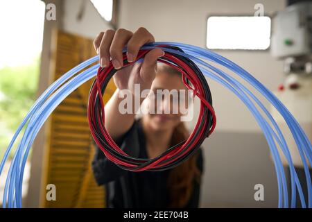 Portrait d'une femme dans son atelier mécanique. Intervention sur réparation Banque D'Images
