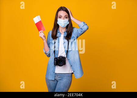 Photo d'une jeune femme photographe journaliste voyage quarantaine aéroport billets documents achat à bas prix tour porter masque facial décontracté vêtements Banque D'Images