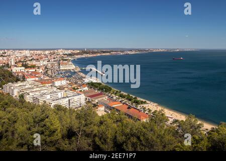 Vue sur la baie de Setúbal et la ville, au Portugal, depuis le fort de São Filipe par une journée d'été. Banque D'Images