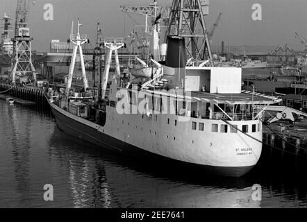 AJAXNETPHOTO. 30ÈME MAY1982. PORTSMOUTH, ANGLETERRE - DÉPART DES ÎLES FALKLAND. LE CARGO ST.HELENA RÉQUISITIONNÉ PAR LE MOD ÉQUIPÉ D'UN COUSSIN D'HÉLICOPTÈRE CHARGE LA CARGAISON À LA BASE NAVALE DE PORTSMOUTH. PHOTO:JONATHAN EASTLAND/AJAX REF:823005 Banque D'Images