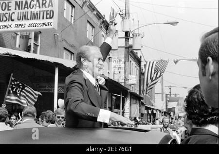 Le président américain Gerald Ford se déchaîne du toit ouvrant d'une voiture à Philadelphie, en Pennsylvanie, aux États-Unis, Marion S. Trikosko, septembre 1976 Banque D'Images