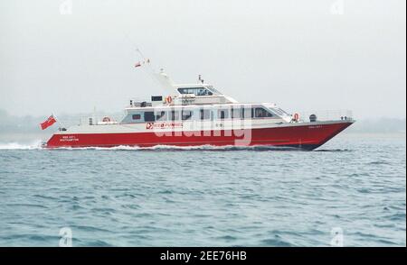 AJAXNETPHOTO. 1997. SOLENT, ANGLETERRE - ROUGE JET 1 - ROUGE ENTONNOIR SOUTHAMPTON À COWES RAPIDE CATAMARAN PASSAGER FERRY ROUGE JET 1 N ROUTE VERS COWES, ÎLE DE WIGHT. PHOTO:JONATHAN EASTLAND/AJAX REF:TC6052 27 4 Banque D'Images