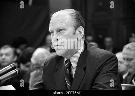 Le président américain Gerald Ford comparaît à l'audience de la sous-commission judiciaire de la Chambre sur le pardon de l'ancien président Richard Nixon, Washington, D.C., USA, Thomas J. O'Halloran, 17 octobre 1974 Banque D'Images