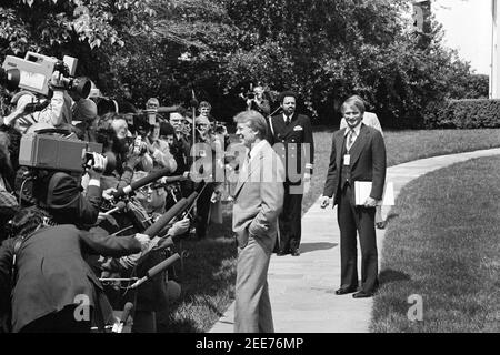 Le président américain Jimmy carter s'adresse aux médias après le départ du roi Hussein de Jordanie de la Maison Blanche, Washington, D.C., États-Unis, Thomas J. O'Halloran, 26 avril 1977 Banque D'Images