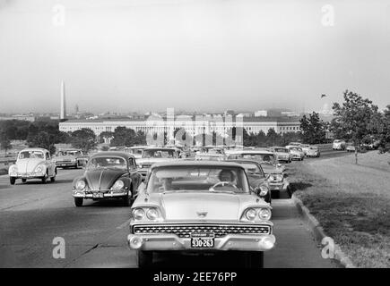 Trafic aux heures de pointe avec Washington Memorial, Pentagon et Capitol Building à Background, Arlington, Virginia, USA, Marion S. Trikosko, 22 mai 1964 Banque D'Images