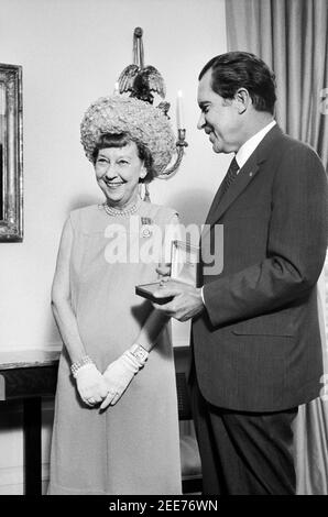 Le président américain Richard Nixon avec l'ancienne première dame Mamie Eisenhower lors de la présentation d'Eisenhower Dollar, Maison Blanche, Washington, D.C., États-Unis, Marion S. Trikosko, 27 juillet 1971 Banque D'Images