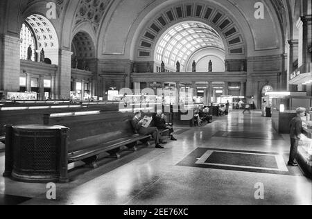 Passagers assis dans de longs bancs dans la salle d'attente de Union Station, Washington, D.C., USA, Thomas J. O'Halloran, 14 août 1963 Banque D'Images