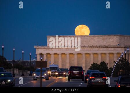 La pleine lune s'élève au-dessus du Arlington Memorial Bridge et du Lincoln Memorial. Série 2 de 7. Banque D'Images