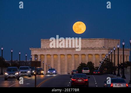 La pleine lune s'élève au-dessus du Arlington Memorial Bridge et du Lincoln Memorial. Série 5 de 7. Banque D'Images