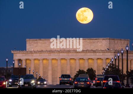 La pleine lune s'élève au-dessus du Arlington Memorial Bridge et du Lincoln Memorial. Série 6 de 7. Banque D'Images