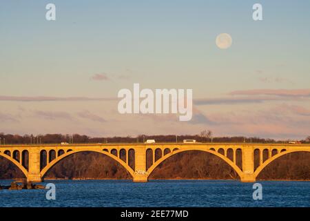 La pleine lune se lève tôt le matin au-dessus de Key Bridge à Washington, DC. Banque D'Images