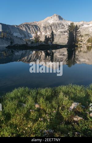 Pics reflétés dans un lac subalpin, dans les montagnes Wallowa, Oregon. Banque D'Images