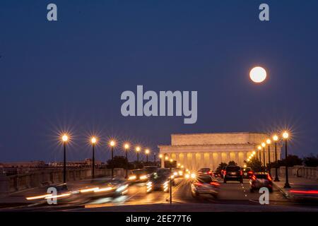 La pleine lune s'élève au-dessus du Arlington Memorial Bridge et du Lincoln Memorial. Série 7 de 7. Banque D'Images