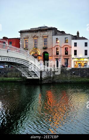 Ha'penny Bridge, également connu sous le nom de la Liffey Bridge, sur la Liffey relie Liffey Street avec le quartier de Temple Bar. Banque D'Images