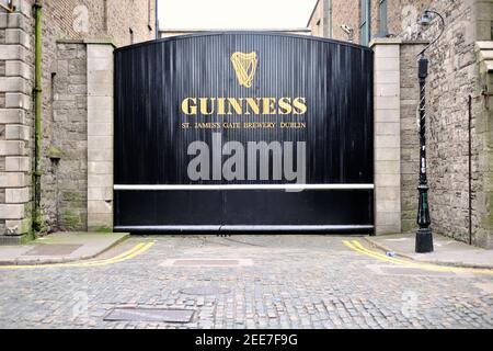 Dublin, Irlande. Porte à la Guinness Storehouse à St. James Gate Dublin. Guinness prépare de la bière en Irlande depuis 1759. Banque D'Images