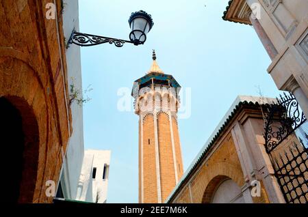 Minaret de la mosquée Youssef Dey dans le quartier médina de Tunis Banque D'Images