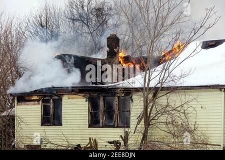 Pompiers de Detroit éteindre un incendie d'habitation vacant, Box Alarm, Detroit, MI, États-Unis, par James D Coppinger/Dembinsky photo Assoc Banque D'Images