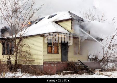 Pompiers de Detroit éteindre un incendie d'habitation vacant, Box Alarm, Detroit, MI, États-Unis, par James D Coppinger/Dembinsky photo Assoc Banque D'Images