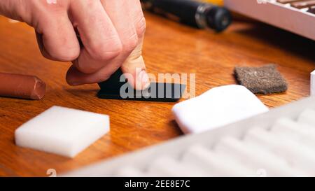 Restauration de parquet et de stratification réparation de meubles en bois égratignures d'étanchéité et jetons Banque D'Images