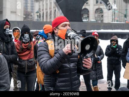 Quelques dizaines de manifestants se rassemblent et marchent contre LA GLACE et pour Javier Castillo Maradiaga à Manhattan à New York le 15 février 2021. Des manifestations ont eu lieu depuis Foley Square, avec des arrêts au 201 Varick Street, à l'emplacement du Tribunal de l'immigration des États-Unis, et sur Washington Square, où ils se sont dispersés. Les manifestations ont été pacifiques et peu de manifestants se sont lancés dans des comportements illégaux, comme bloquer les routes avec des barrières, détournant les murs avec des graffitis et criant aux personnes qui dînent dans les restaurants en plein air. Bryan Vergara, qui a passé 5 mois au centre de détention DE GLACE et qui a été libéré pour des raisons médicales, parle du rallye. (Photo par Lev Banque D'Images