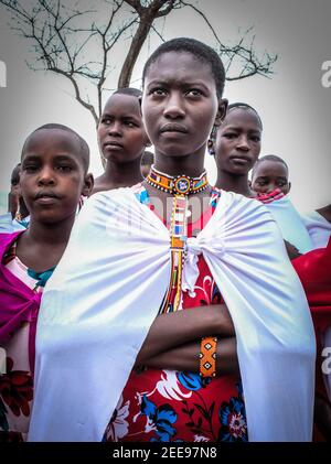 Nairobi, Kenya. 14 février 2021. Une jeune fille de Maasai est vue vêtue de sa robe colorée sont vus préformant une danse traditionnelle pendant un service de l'église du dimanche à l'église méthodiste d'Olekimunke à Kajiado. Crédit : SOPA Images Limited/Alamy Live News Banque D'Images