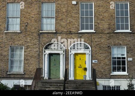 Dublin, Irlande. 15 février 2021. Vue sur les maisons typiques de la Géorgie et les portes peintes du centre-ville de Dublin. Crédit : SOPA Images Limited/Alamy Live News Banque D'Images