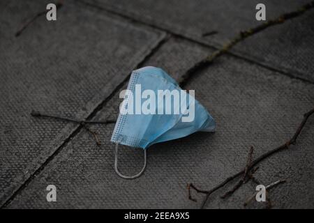 Dublin, Irlande. 15 février 2021. Le masque facial jeté repose sur le sol. Crédit : SOPA Images Limited/Alamy Live News Banque D'Images