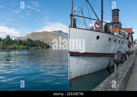 Queenstown Nouvelle-Zélande - 1er mars 2015 ; bateau à vapeur classique de passagers TSS Earnslaw au quai se préparant à emmener les touristes en croisière sur le lac. Banque D'Images