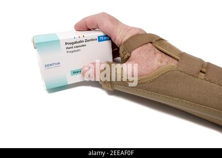Support de fracture scaphoïde sur la boîte de maintien du bras de l'homme de comprimés De Pregabalin pour la douleur nerveuse Banque D'Images