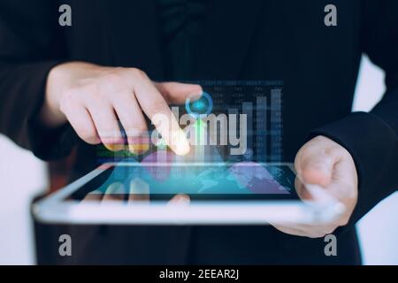 Un consultant en investissement d'homme d'affaires analyse le rapport financier de l'entreprise en utilisant des graphiques de réalité augmentée numérique. Banque D'Images